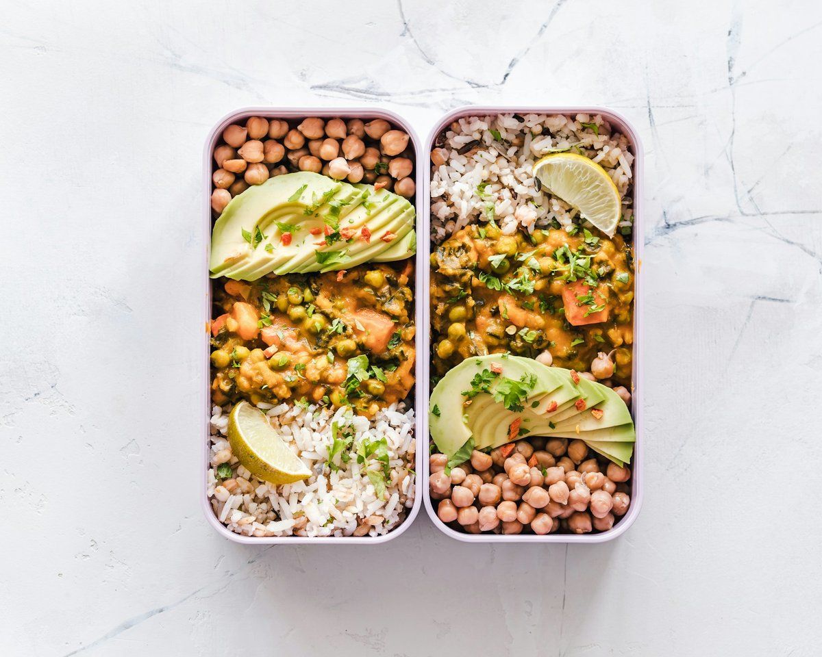 Boîte repas à deux compartiments avec légumineuses, riz et avocat