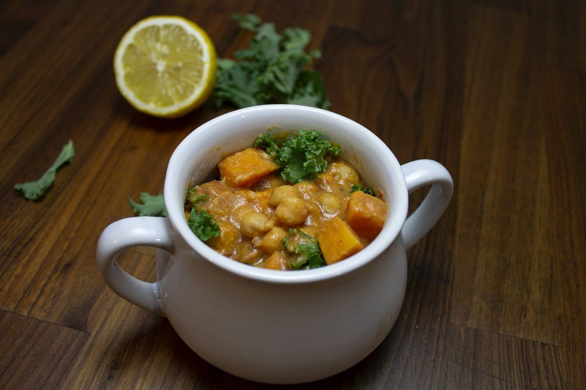Bol de pois chiches mijotés avec des morceaux de patate douce