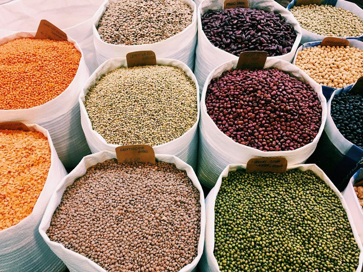 Sacs ouverts remplis de lentilles, de haricots et de pois sur un marché
