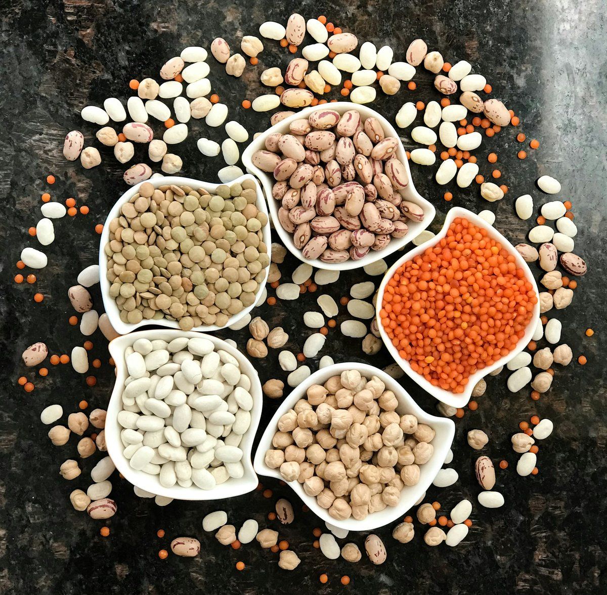 Coupelles de lentilles vertes, lentilles corail, haricots blancs, haricots borlotti et pois chiches
