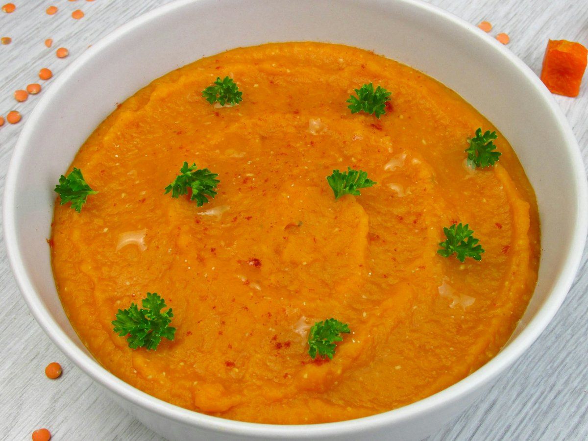 Grand bol de soupe de lentilles corail persillée