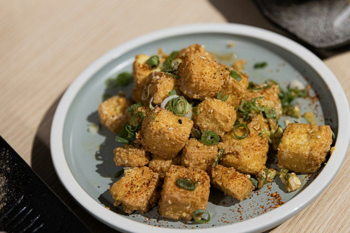 Assiette de dés de tofu dorés à la ciboule
