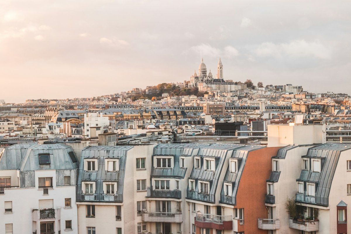 Toits de Paris au soleil couchant, avec la butte Montmartre au fond